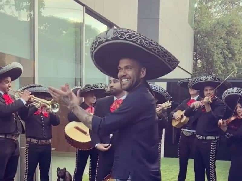 ¡Oficial! Dani Alves firma contrato y se convierte en jugador de los Pumas