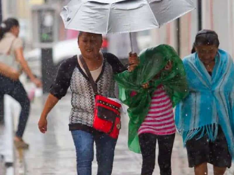 Cielo nublado durante el día con lluvias puntuales fuertes en Yucatán