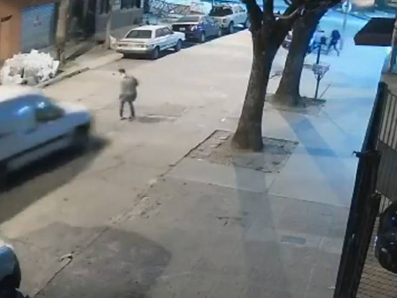 Video. Asaltan a su mamá; persigue al ladrón y lo atropella