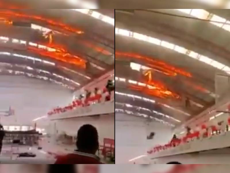 Se incendia techo de gimnasio municipal en Cuautitlán