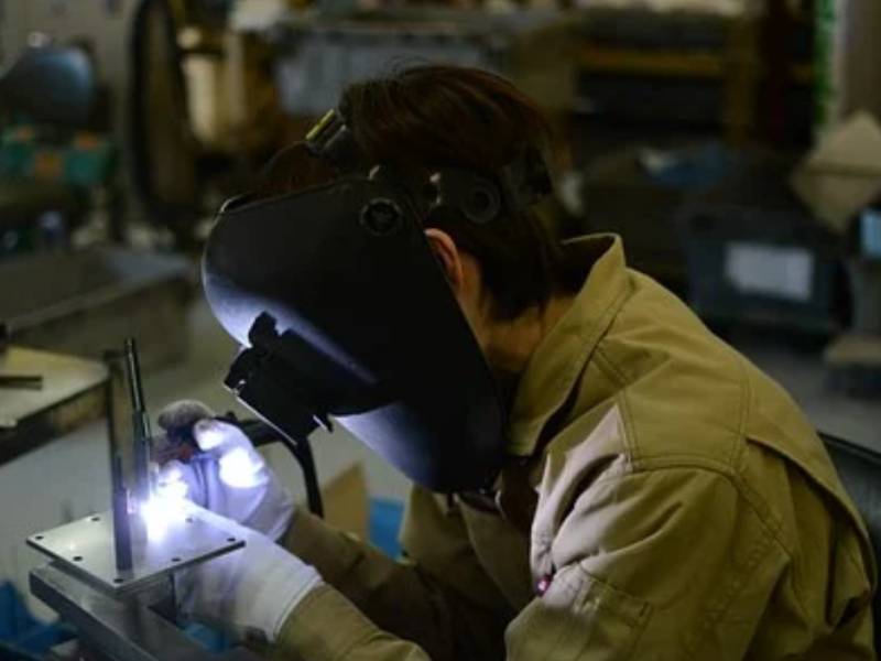 Retroceden remuneraciones en el sector manufacturero en mayo