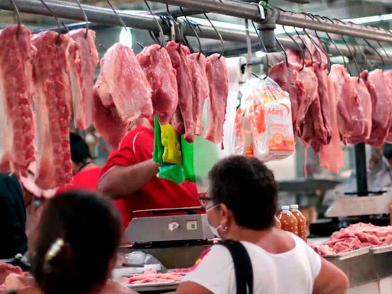 Sube 10% el precio de la carne de res en Mérida; consumidores resienten el alza en mercados locales como el San Benito.