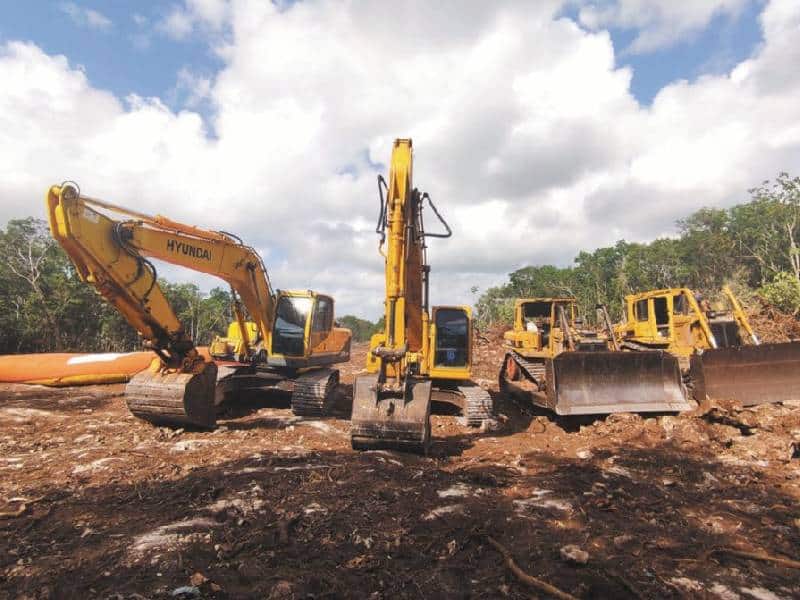 Paran activistas máquinas del Tren Maya en Akumal