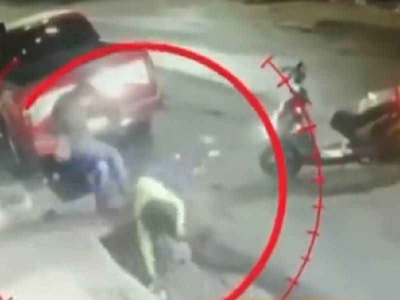 Sujeto en moto arrolla y patea a mujer en calles de CDMX; es buscado