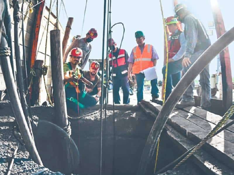 Sumergen dron acuático a mina donde están atrapados 10 mineros