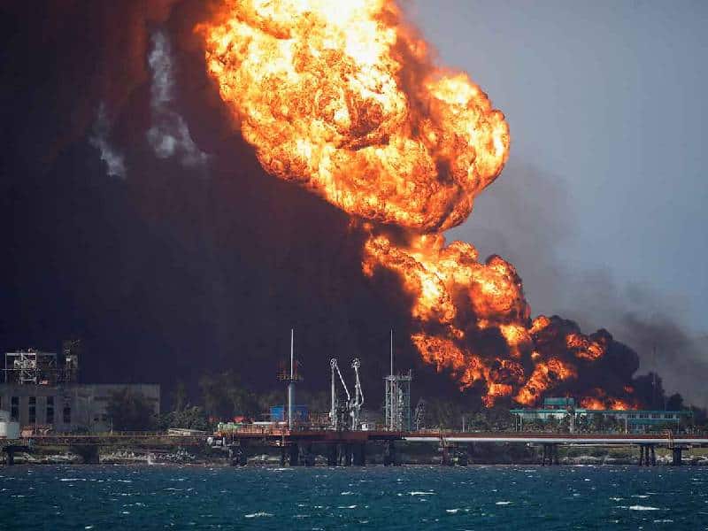 Bomberos avanzan para sofocar incendio de cuatro tanques petroleros en Cuba