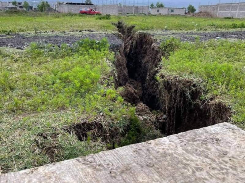 Se abre nuevo socavón y daña casas en Chalco