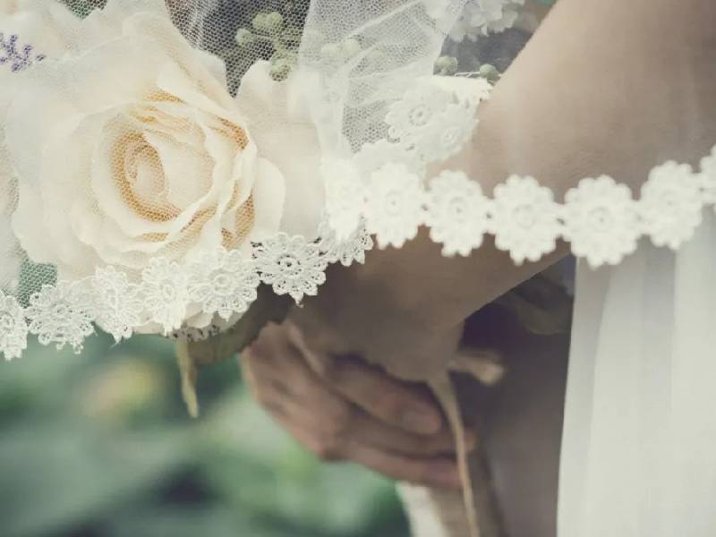 Con cáncer decide adelantar su boda; muere el día de la fiesta