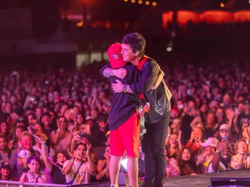 ¡El sueño! Green Day sube al escenario a un niño para tocar con ellos