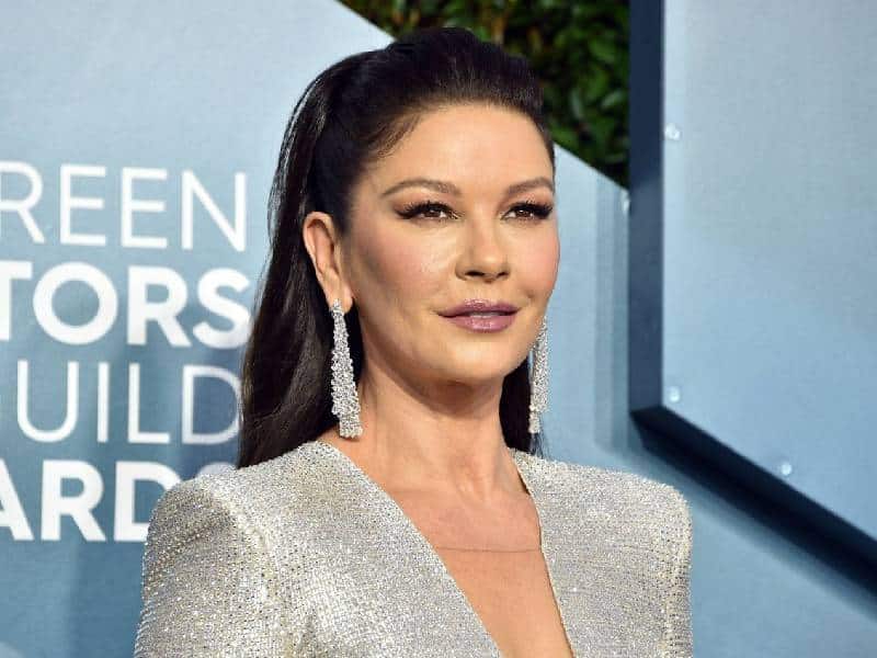 Catherine Zeta-Jones como Morticia en «Wednesday» de Tim Burton