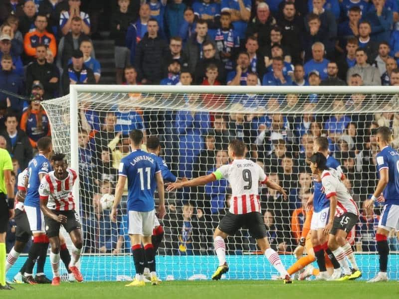 PSV empata contra Rangers en la ida para calificar a la Champions League