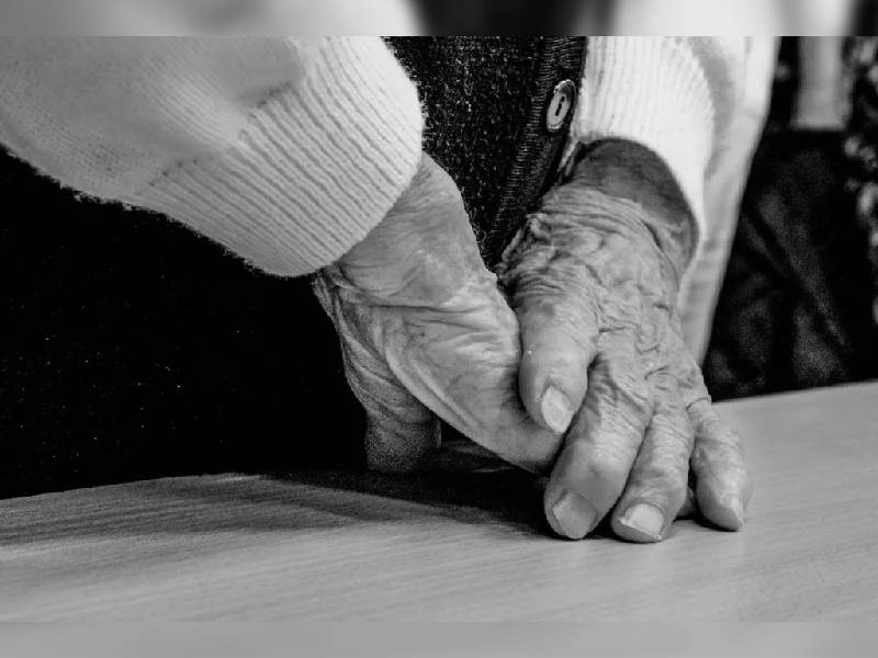 ¡Valiente! Abuelita le dispara a un ladrón por pegarle a su esposo