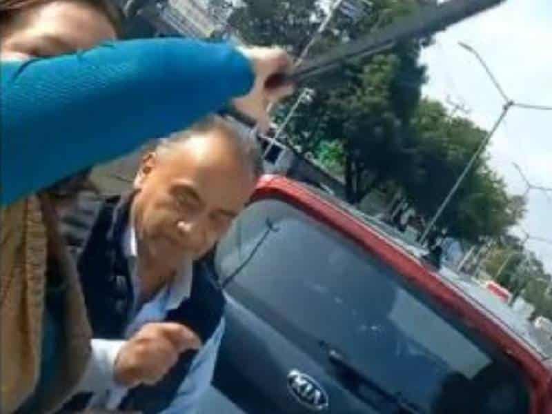 Exhiben en video a LadyParabrisas golpeando auto en CDMX