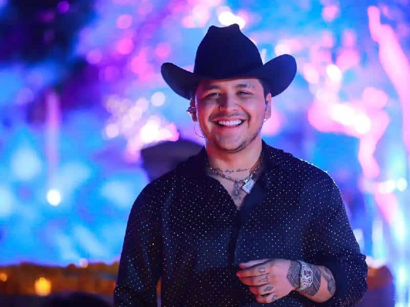 Christian Nodal elimina sus tatuajes