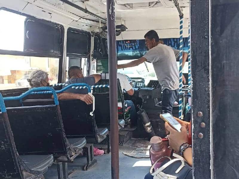 Chofer de bus regala tenis a joven que estaba descalzo y pedía dinero