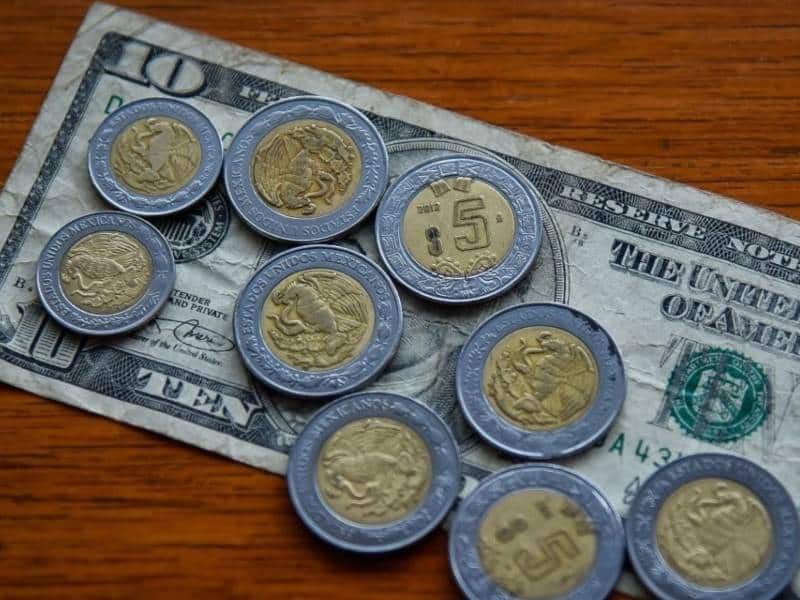 Peso se aprecia por debilitamiento del dólar
