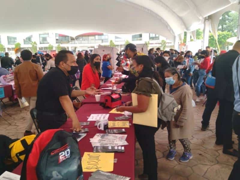 Jóvenes tardan más de medio año en emplearse