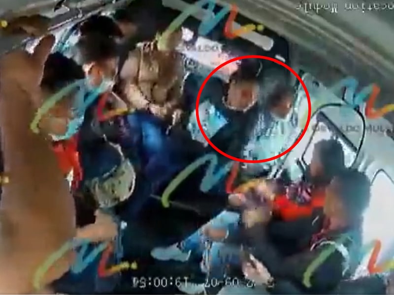 VIDEO: Mujeres fingen vender dulces para asaltan a pasajeros en combi