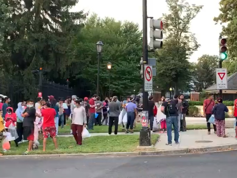 Video. Gobernador de Texas envía autobuses con migrantes a residencia de Kamala Harris
