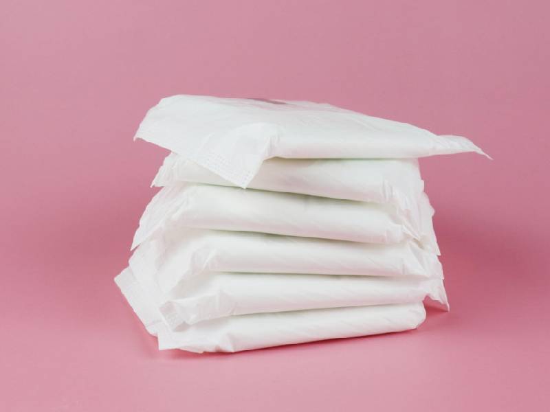 Mujeres lidian con el tabú de la menstruación en ayuda para las inundaciones en Pakistán