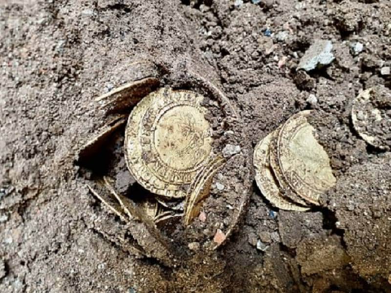 ¡Un tesoro! Pareja encuentra monedas de oro tras remodelar su cocina