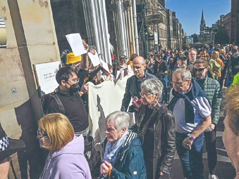Tras muerte de Isabel resurgen protestas contra la monarquía