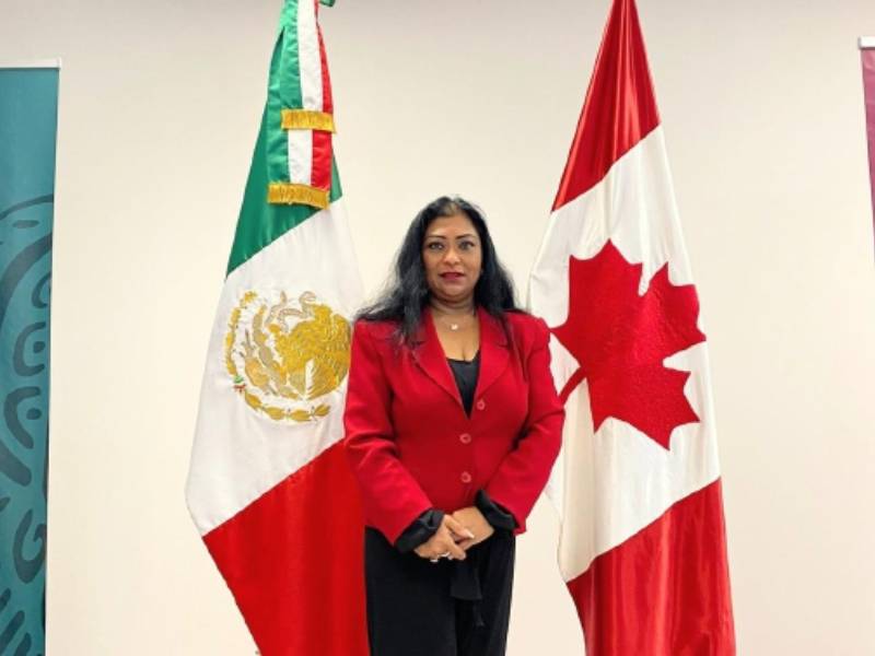 Condecoran a maestra yucateca por su labor en Canadá