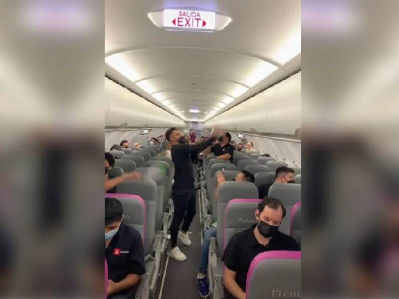 Exhiben en Tiktok «ataque» de zancudos en pleno avión
