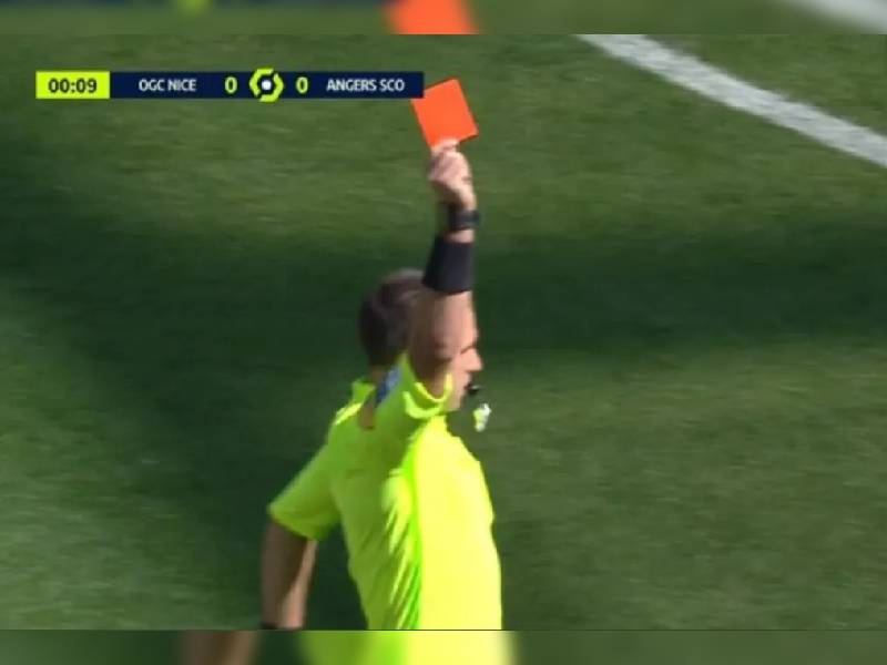 Video. ¡Insólito! Expulsan a jugador a los 9 segundos en la Ligue 1