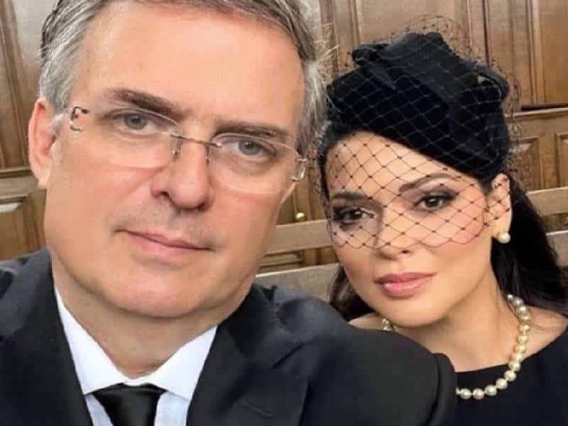 Critican selfie de Ebrard
