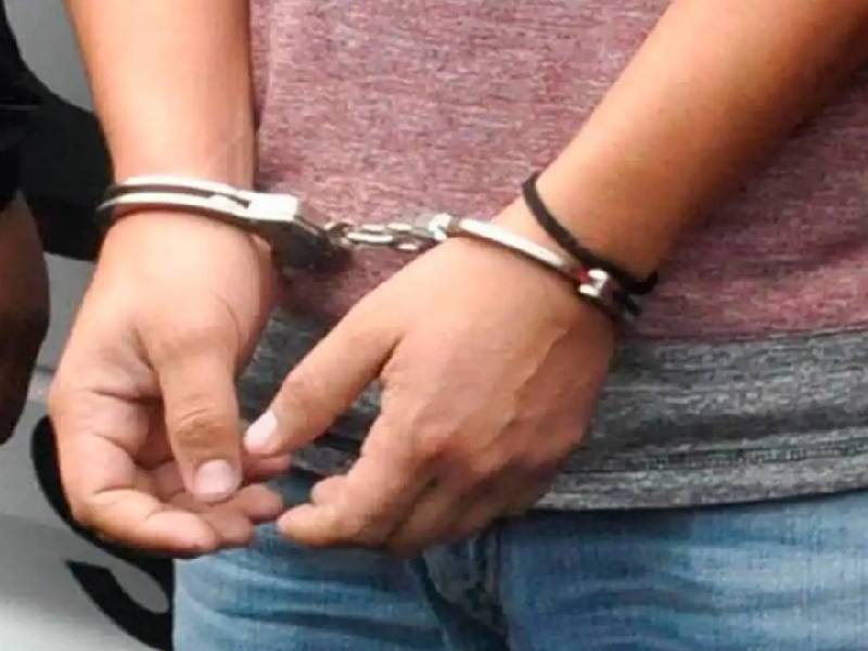 Detienen a un hombre por esconder el cuerpo de su esposa en un refrigerador