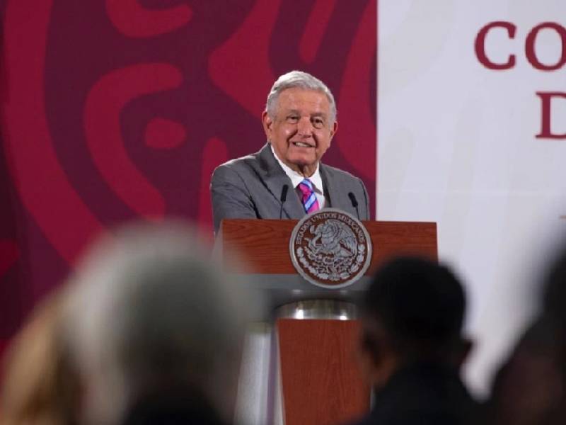 Ofrece AMLO protección federal a María Elena Ríos, saxofonista atacada con ácido