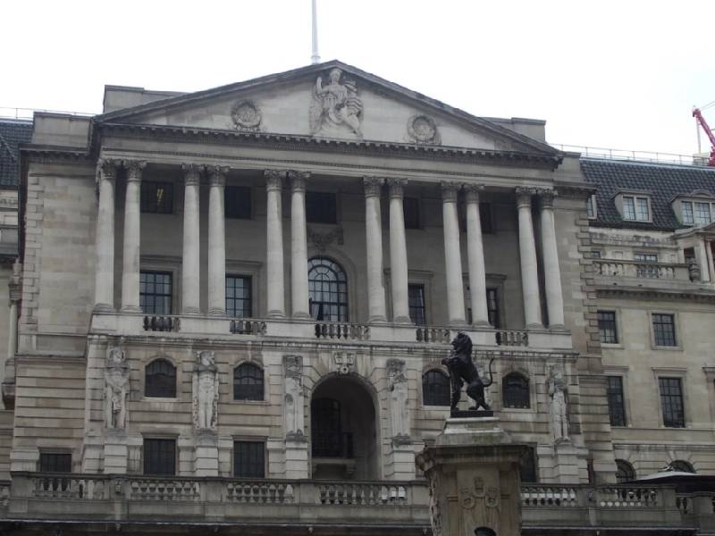 Inglaterra eleva tasa y prevé una contración en el tercer trimestre