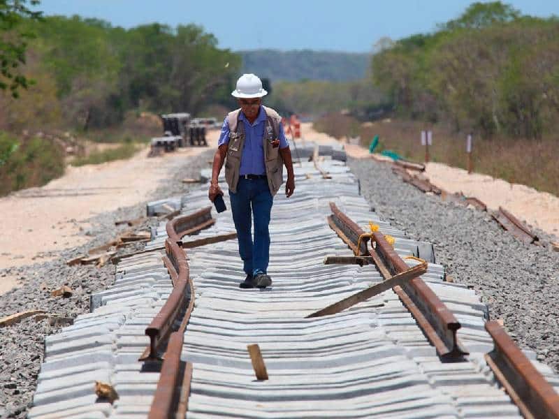 Destaca AMLO avances del Tren Maya y colocación de sus rieles