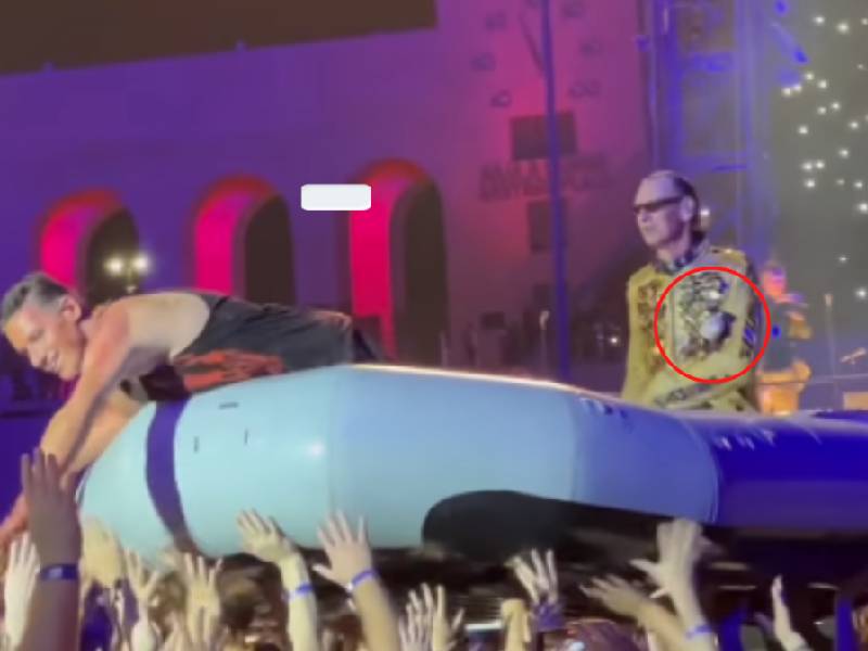 ¡Sí llegó! El peluche del Dr. Simi logró estar en los brazos de Rammstein en Los Ángeles