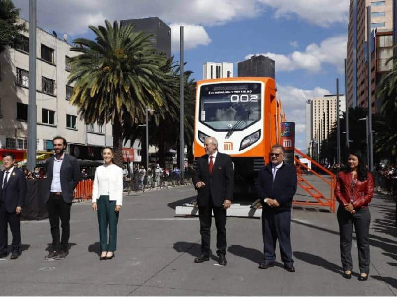 Sheinbaum inaugura exposición de Movilidad