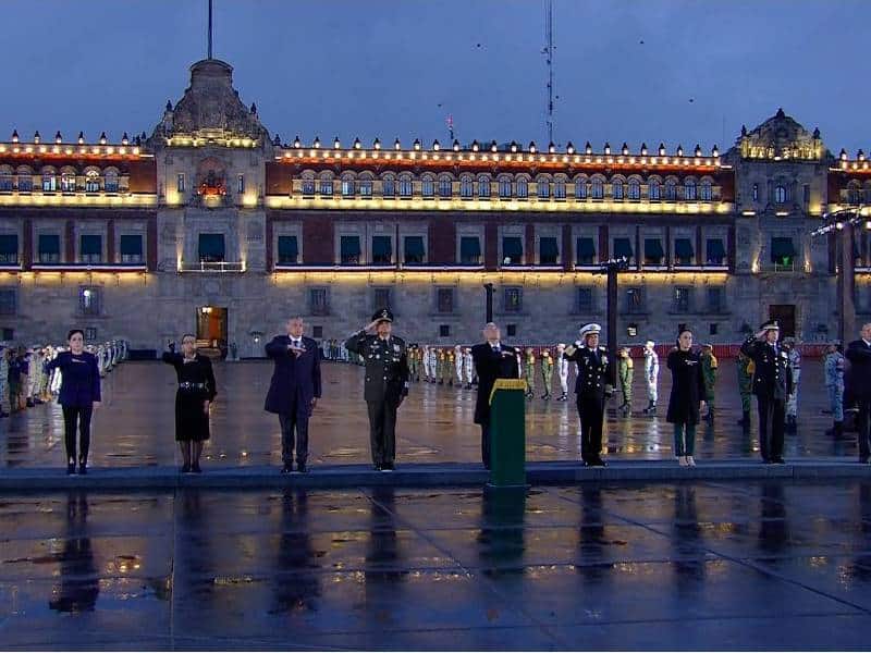Encabeza AMLO izamiento de bandera en memoria de víctimas de sismos de 1985 y 2017