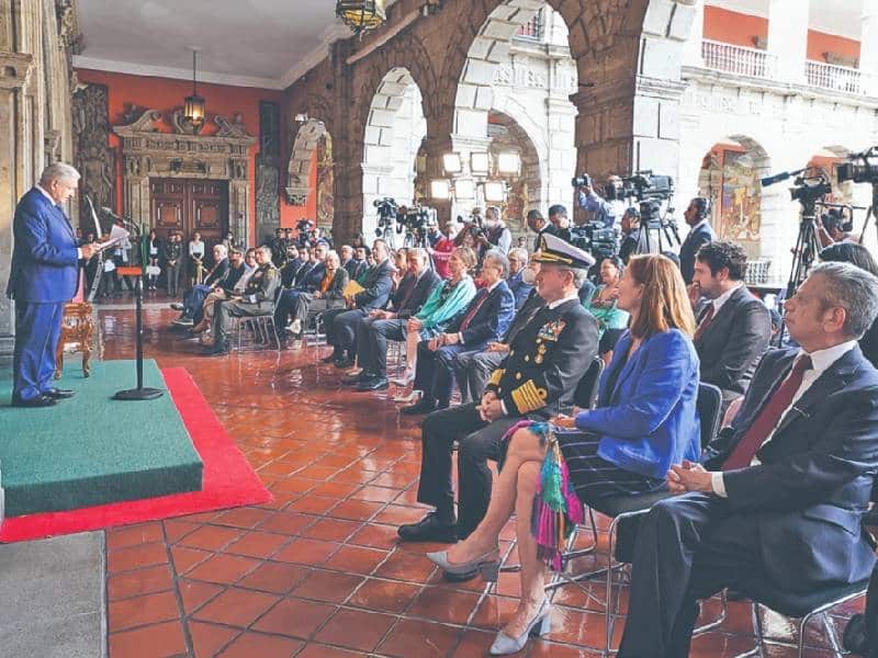 Reitera promesa de no militarizar al país