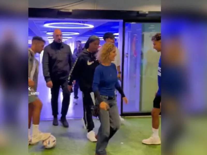 VIDEO_ Joven le hace túnel a Ronaldhino y se encendió el astro brasileño