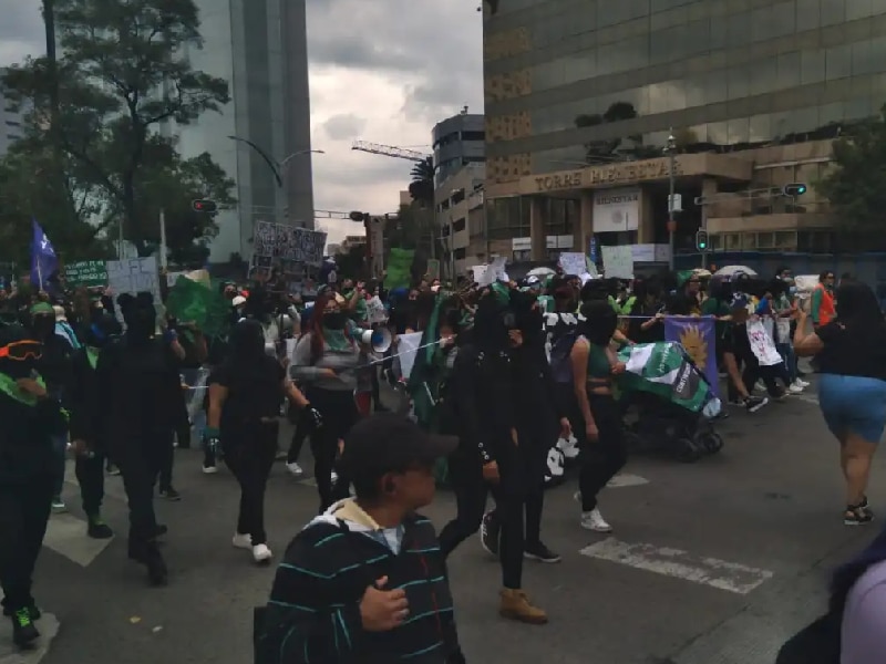 Colectivos feministas rodean la Glorieta de las mujeres en lucha, en la marcha por el Día de Acción Global por un Aborto Legal y Seguro.