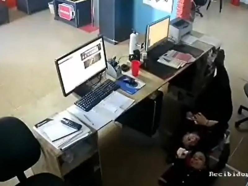 ¡Atrapadas! Empleadas son captadas sin trabajar durante horario laboral; se viraliza