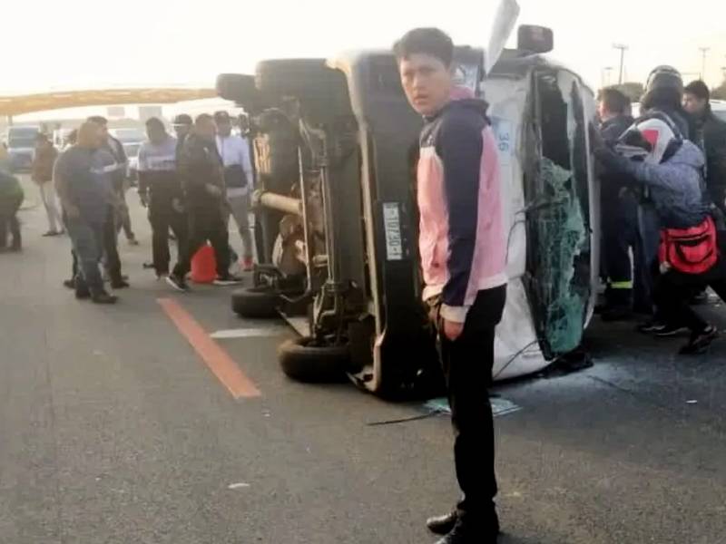 Al menos 14 personas quedaron lesionadas tras la volcadura de una combi en la carretera México-Puebla.