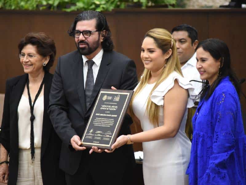Entregan presea al Médico del Año