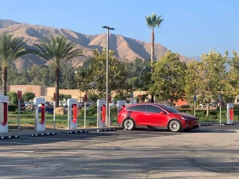 Minorista crecerá flota de autos eléctricos