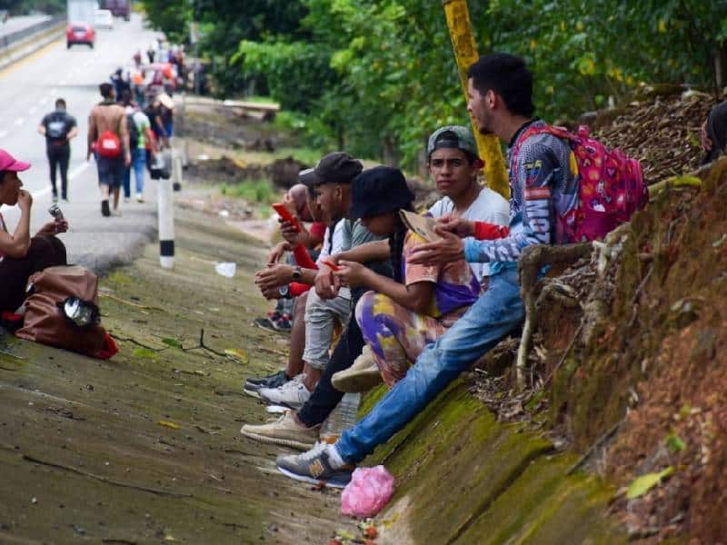INM entrega tarjeta de residente permanente a jóven apátrida
