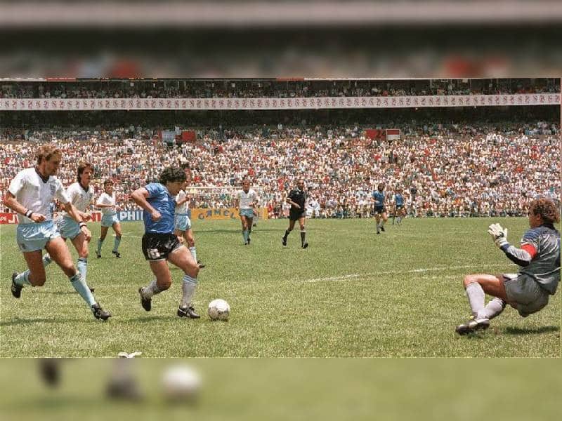 El balón histórico de Maradona será subastado