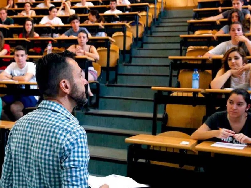 Universitarios se quejan de maestro por dar “clases difíciles”; lo despiden