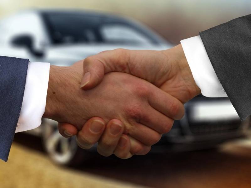 Prevén créditos de autos más caros por las alzas de Banxico
