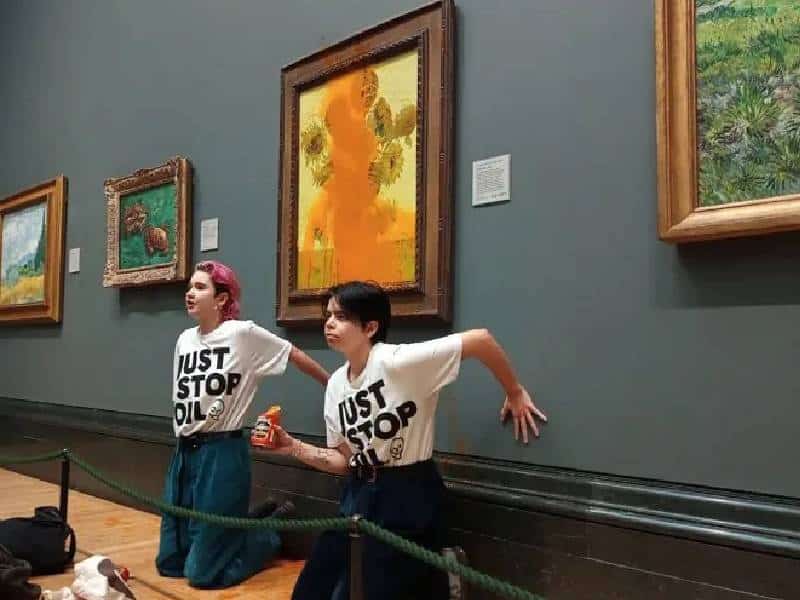 Activistas comparecen ante un juez por tirar sopa de tomate a un cuadro de Van Gogh