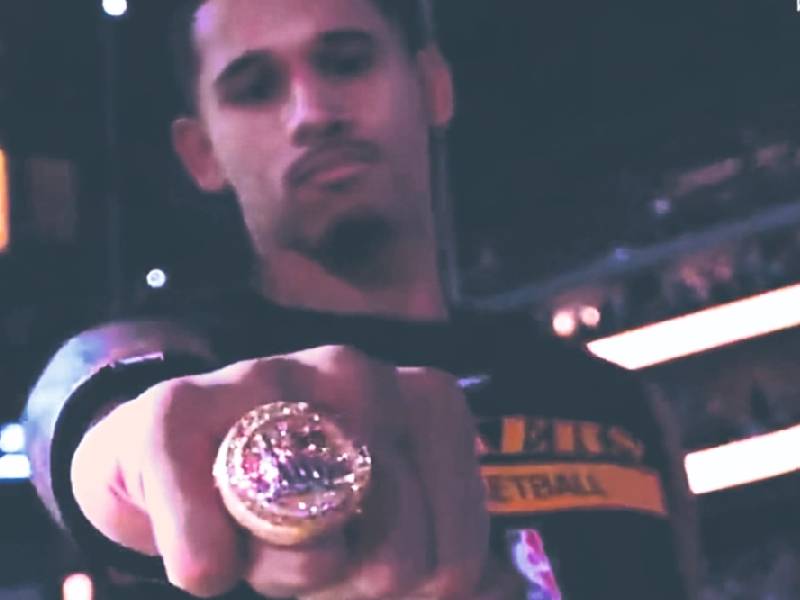 Toscano recibe anillo de campeón
